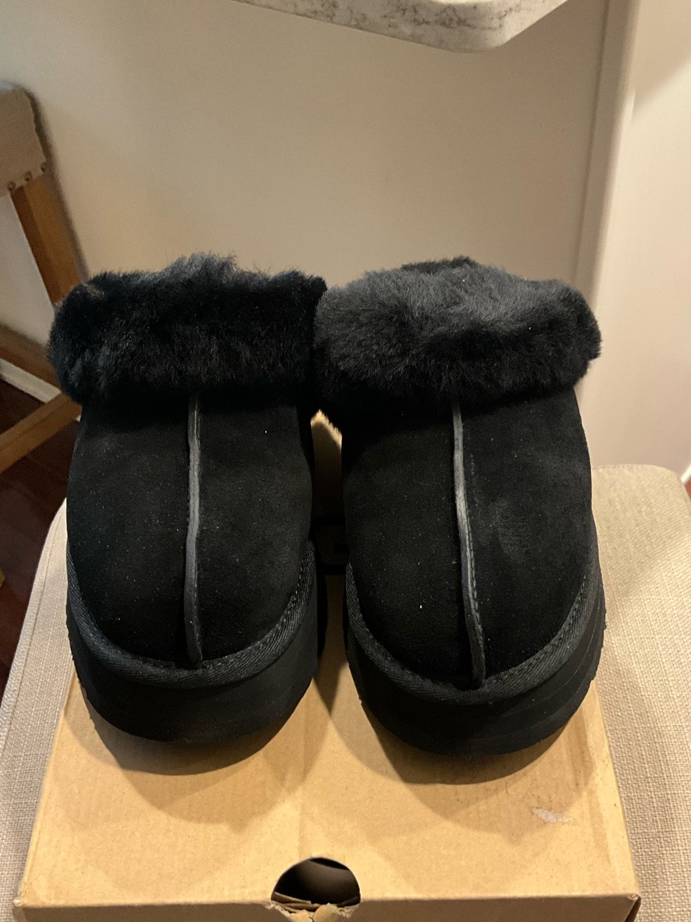 NIB . UGG Women's Disquette Suede Fur-Lined Slip-On Clog Sixe 7